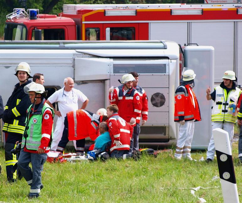 Schwerer Unfall mit Reisebus Lohmar Donrather Dreieck P048.JPG